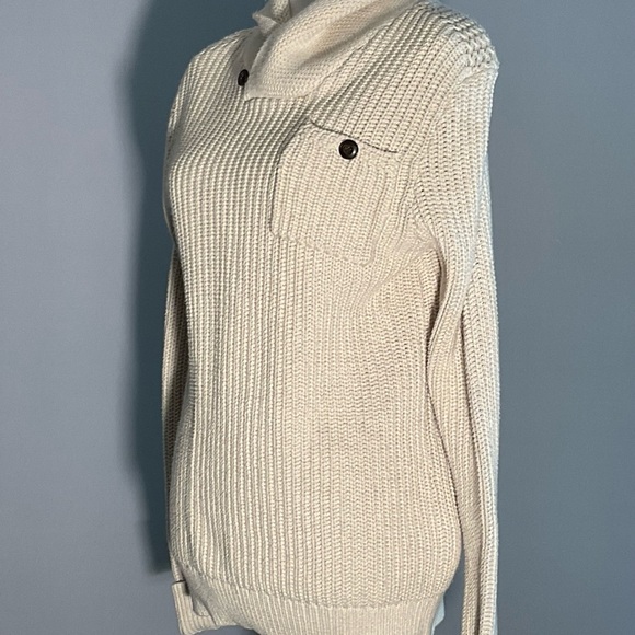Banana Republic Men’s Ivory Knit Sweater with Brown Buttons and Turn Down Collar - Picture 11 of 15